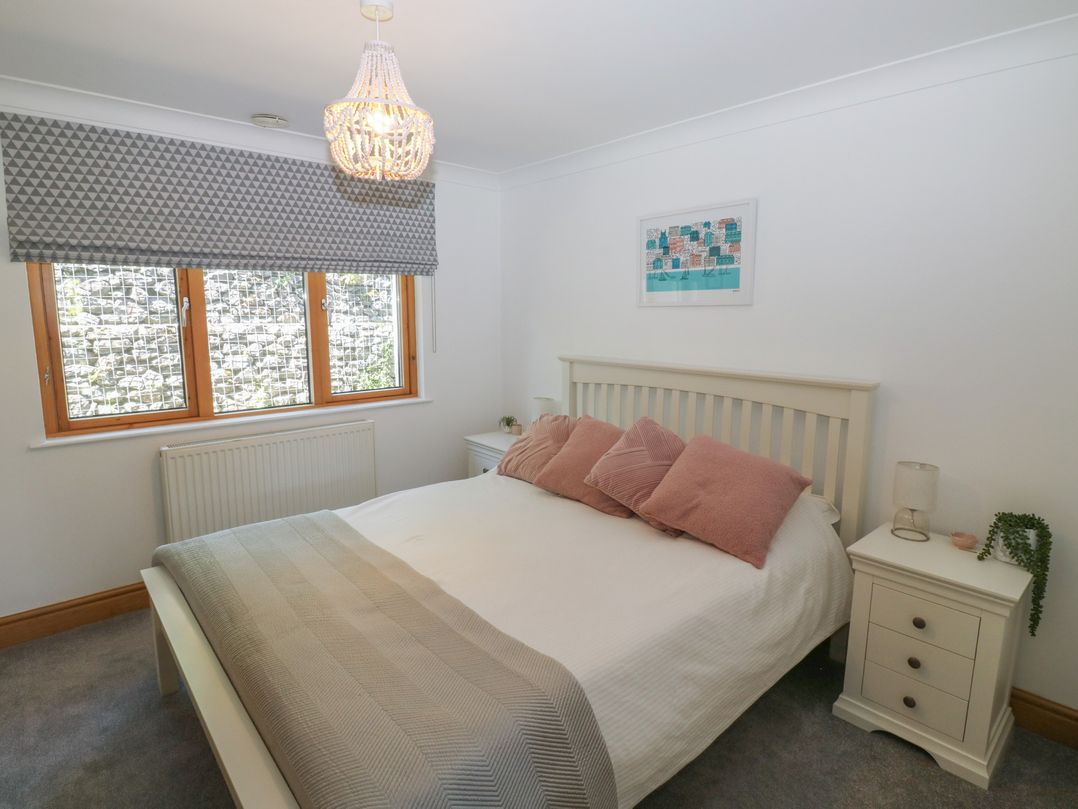 2 Court Cottage, Hillfield Village