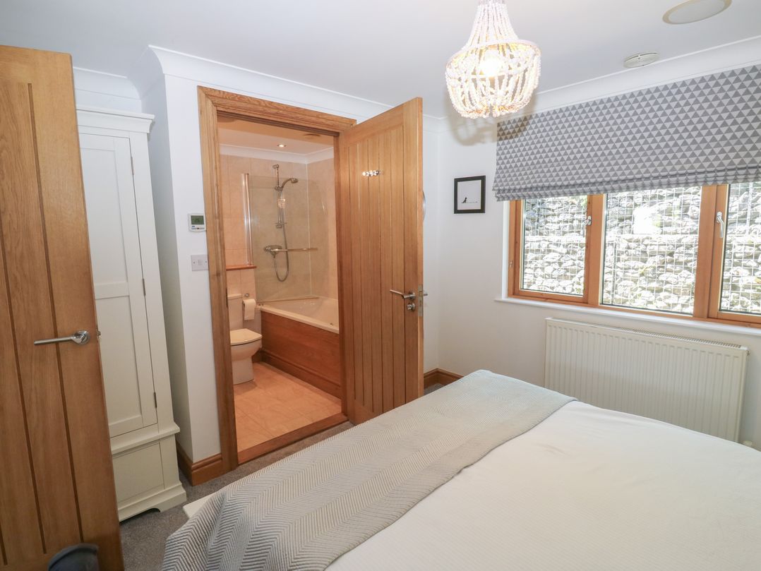 2 Court Cottage, Hillfield Village