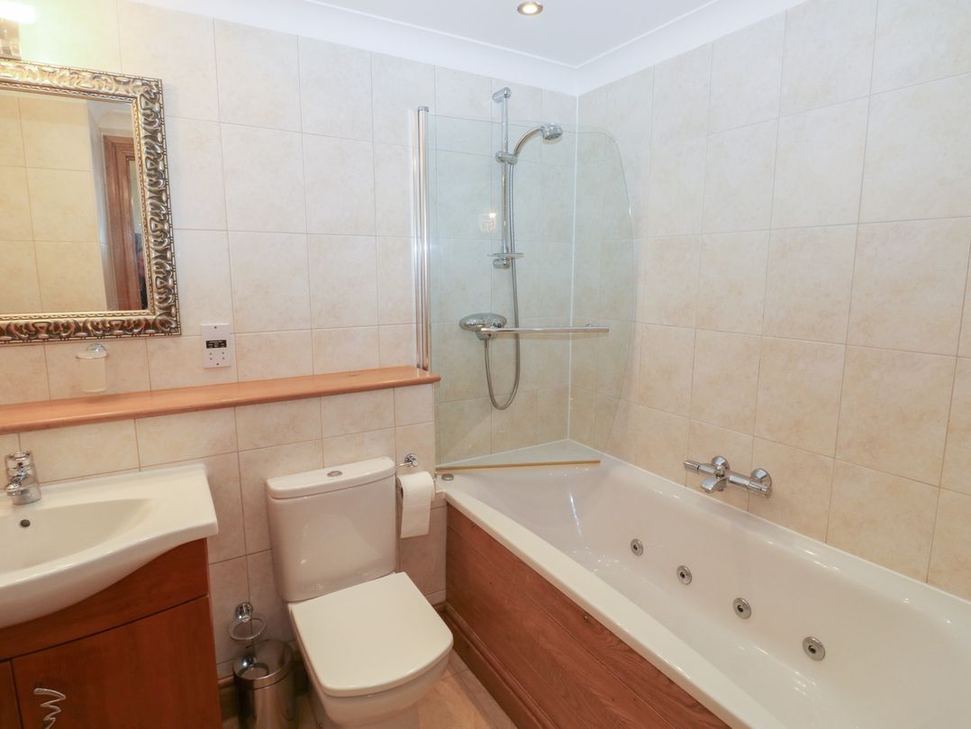 2 Court Cottage, Hillfield Village