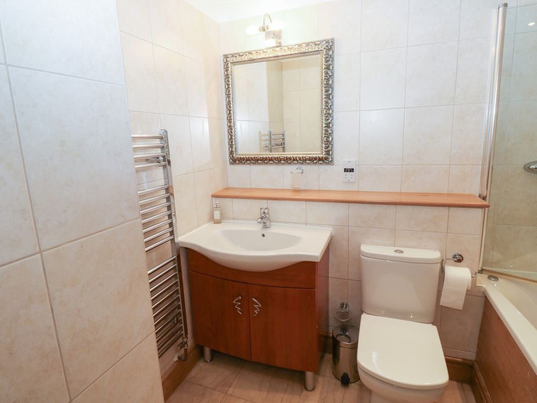 2 Court Cottage, Hillfield Village