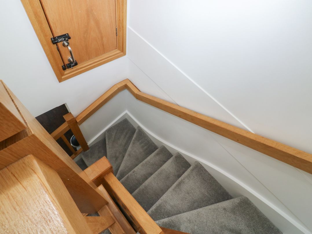 2 Court Cottage, Hillfield Village