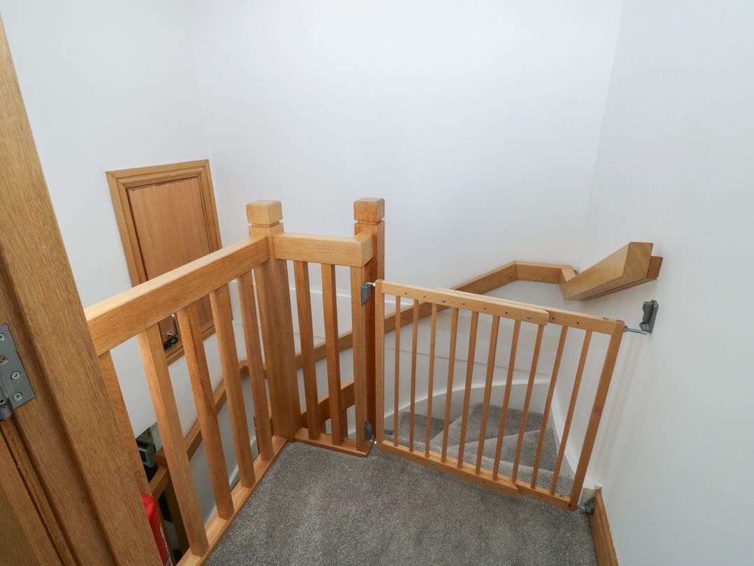 2 Court Cottage, Hillfield Village