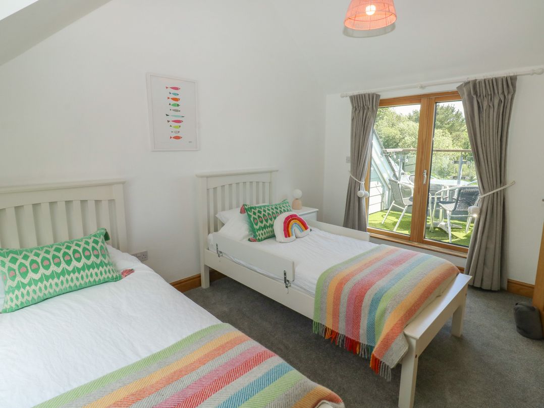 2 Court Cottage, Hillfield Village