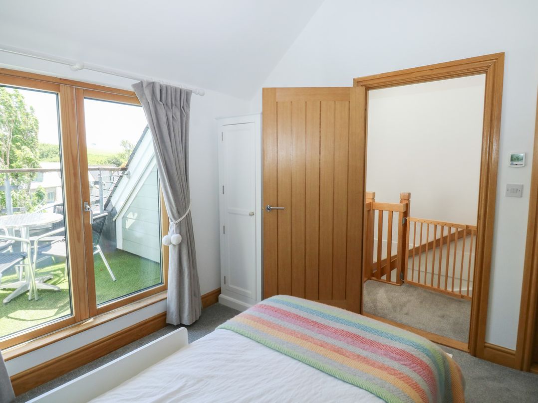 2 Court Cottage, Hillfield Village