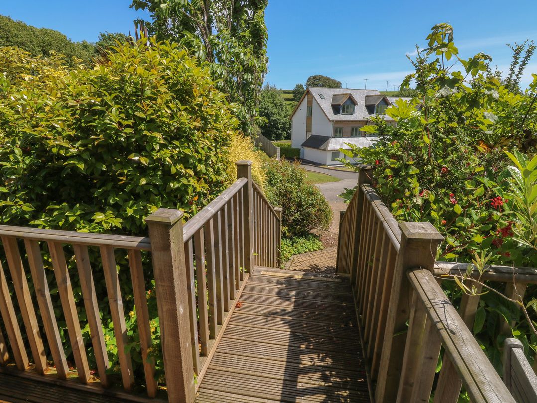 2 Court Cottage, Hillfield Village