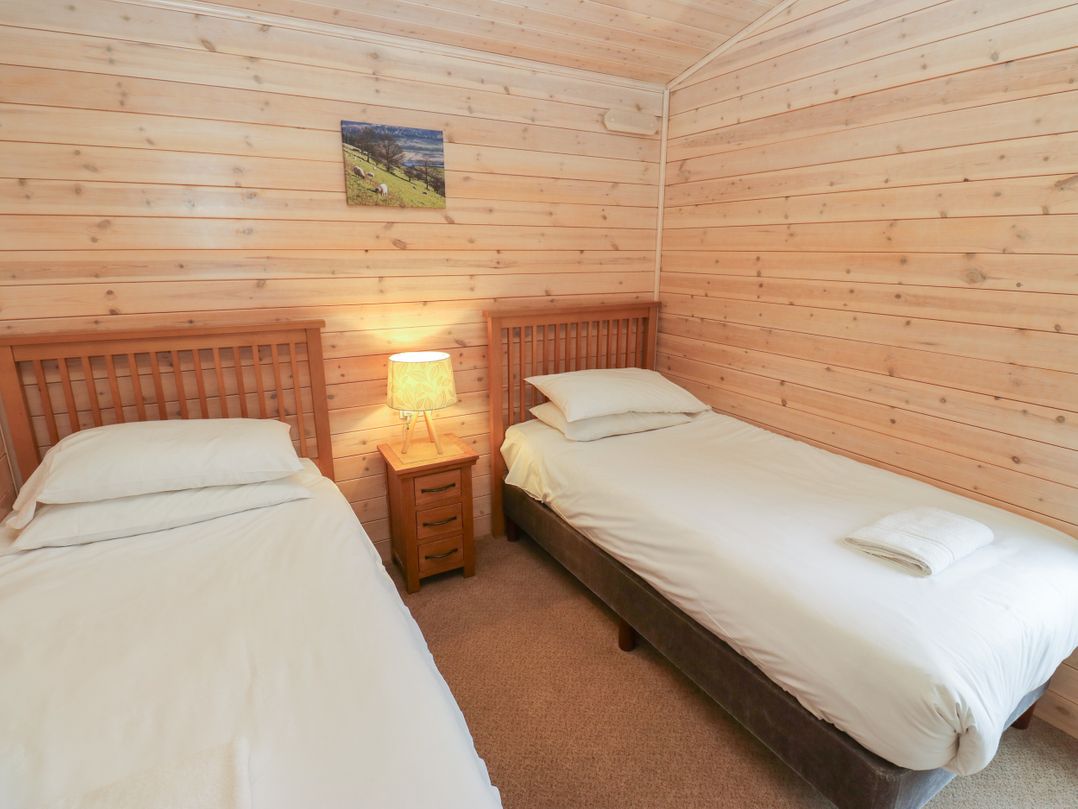 Dovestone Secluded Luxury Lodges (sleeps 6) - pets welcome