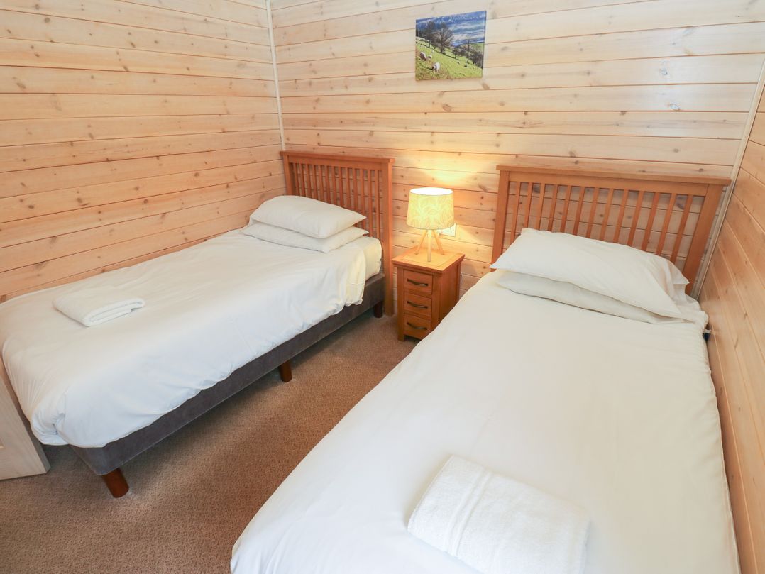 Dovestone Secluded Luxury Lodges (sleeps 6) - pets welcome