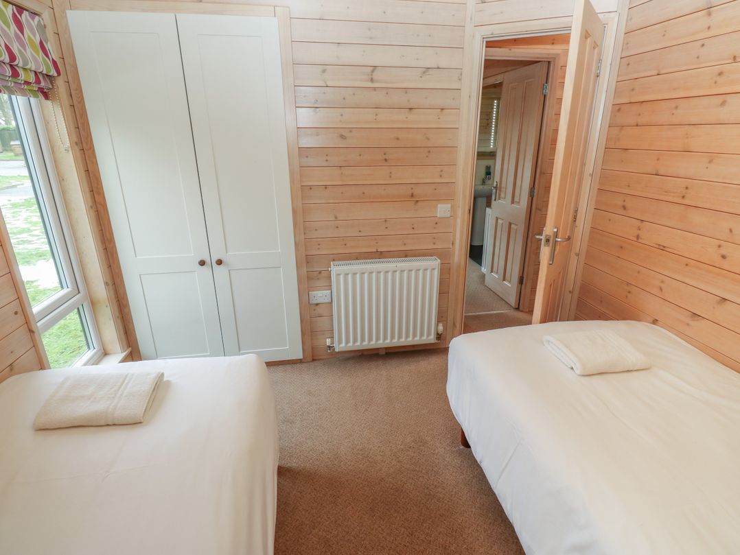 Dovestone Secluded Luxury Lodges (sleeps 6) - pets welcome