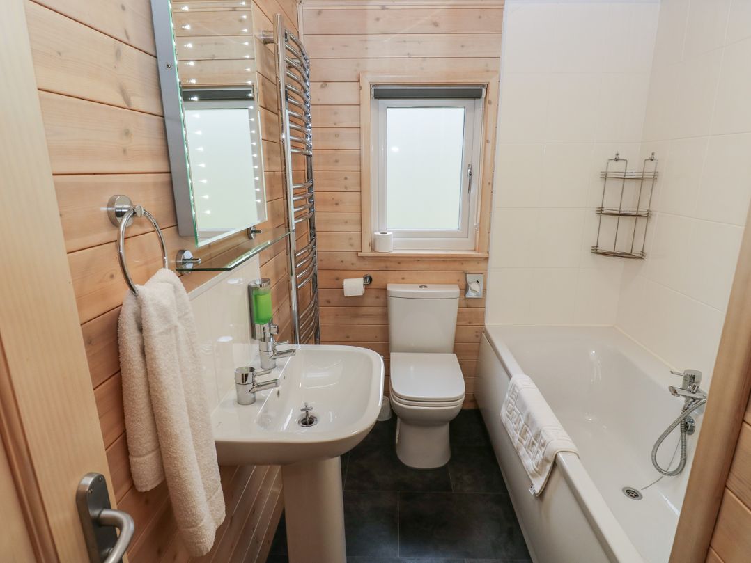 Dovestone Secluded Luxury Lodges (sleeps 6) - pets welcome