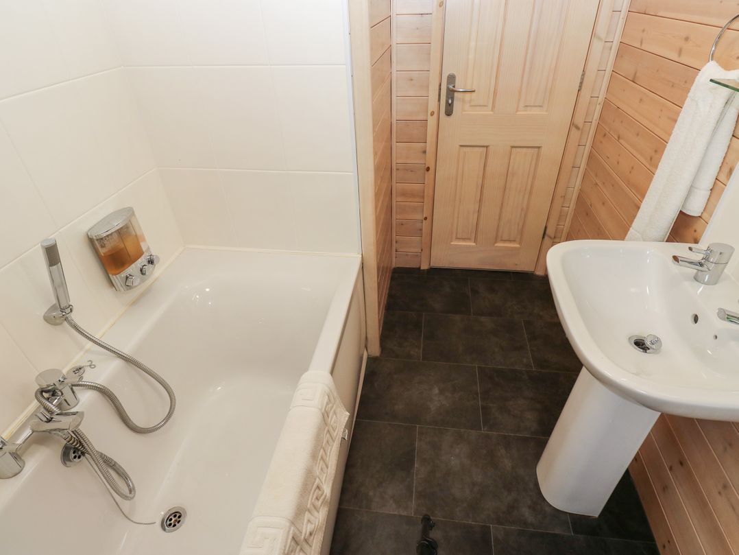 Dovestone Secluded Luxury Lodges (sleeps 6) - pets welcome