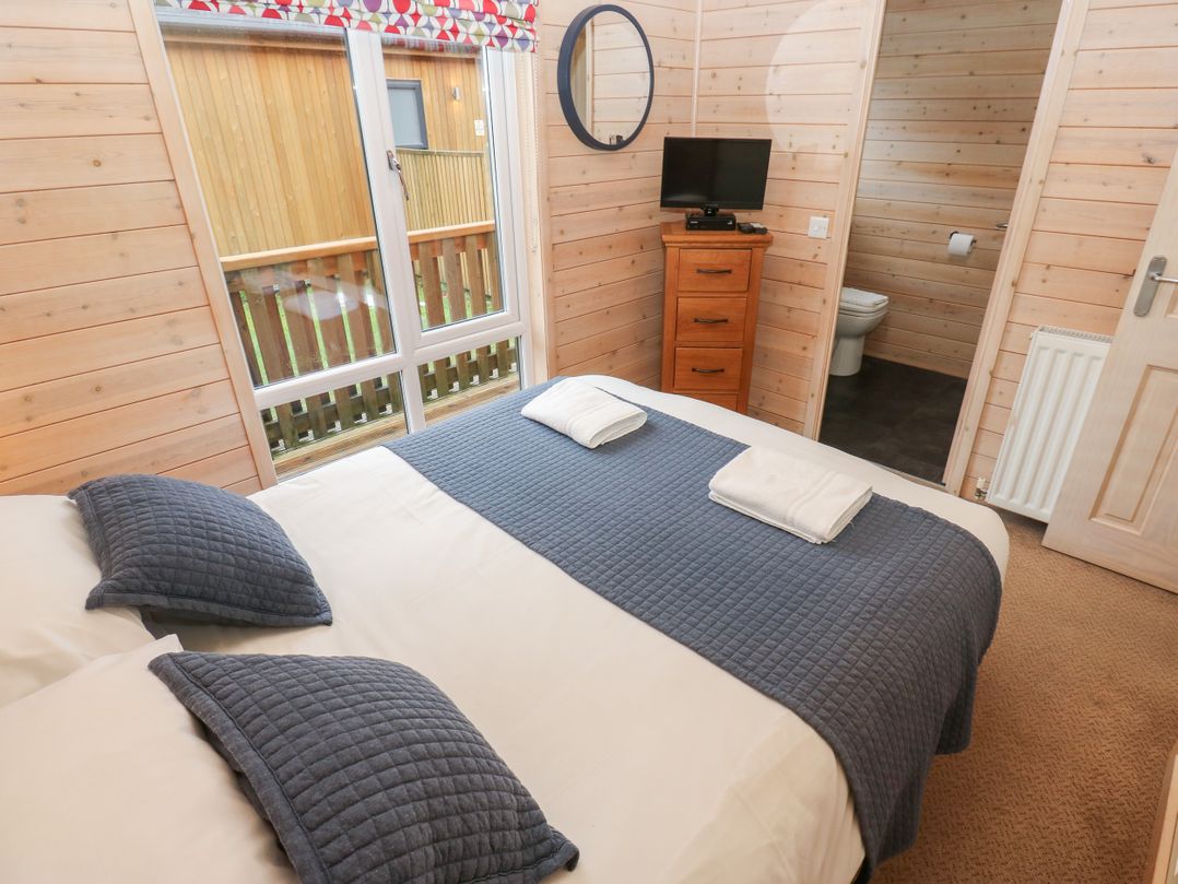 Dovestone Secluded Luxury Lodges (sleeps 6) - pets welcome