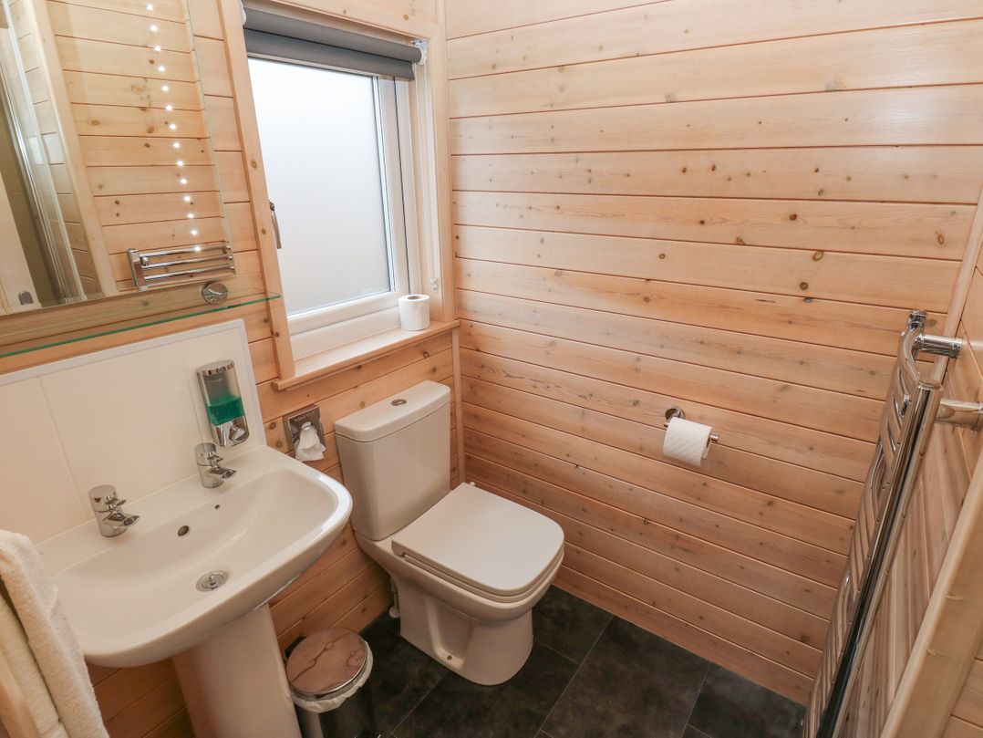 Dovestone Secluded Luxury Lodges (sleeps 6) - pets welcome