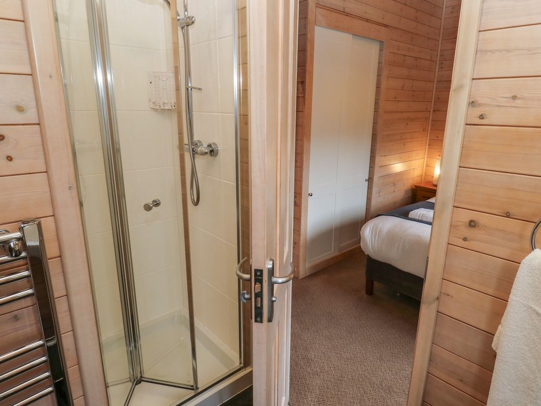 Dovestone Secluded Luxury Lodges (sleeps 6) - pets welcome