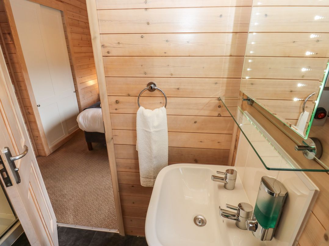 Dovestone Secluded Luxury Lodges (sleeps 6) - pets welcome