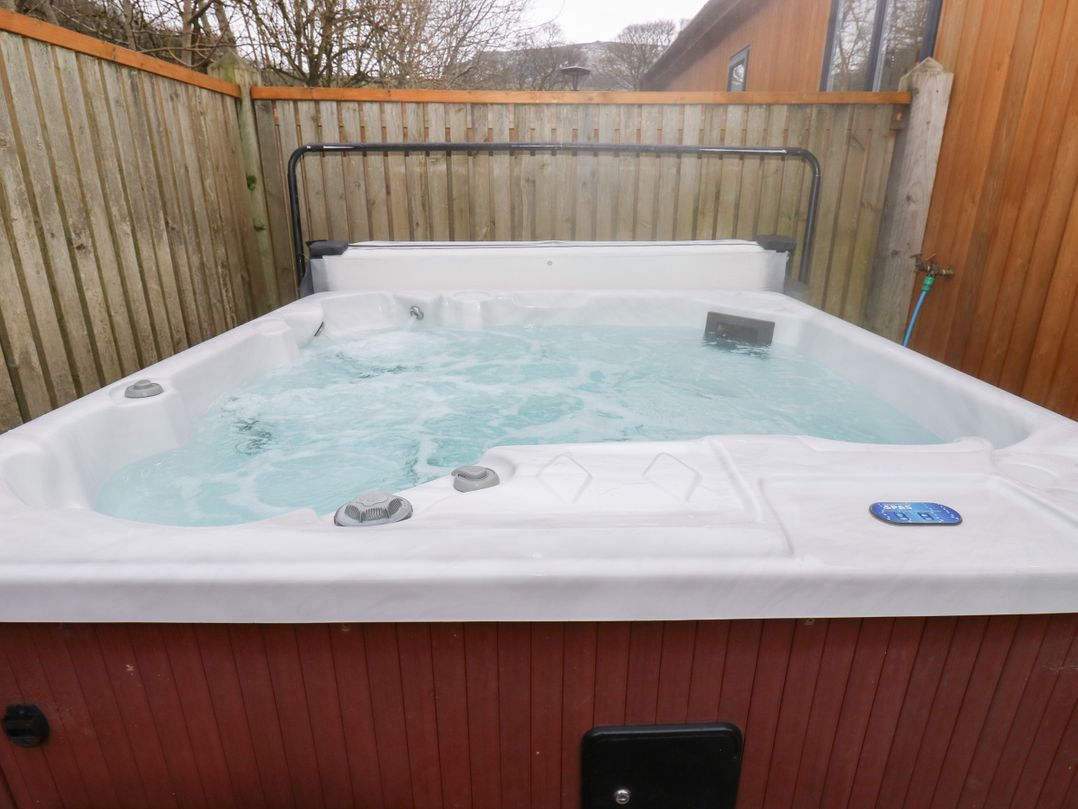 Dovestone Secluded Luxury Lodges (sleeps 6) - pets welcome