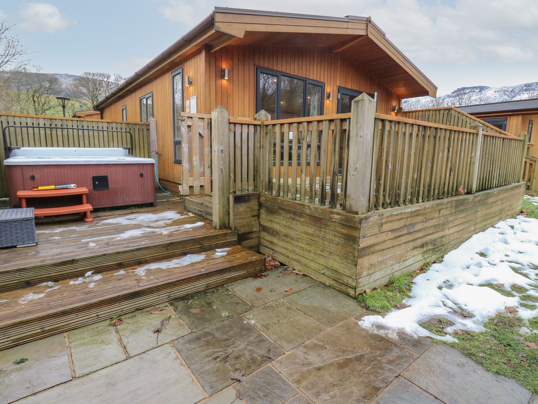 Dovestone Secluded Luxury Lodges (sleeps 6) - pets welcome
