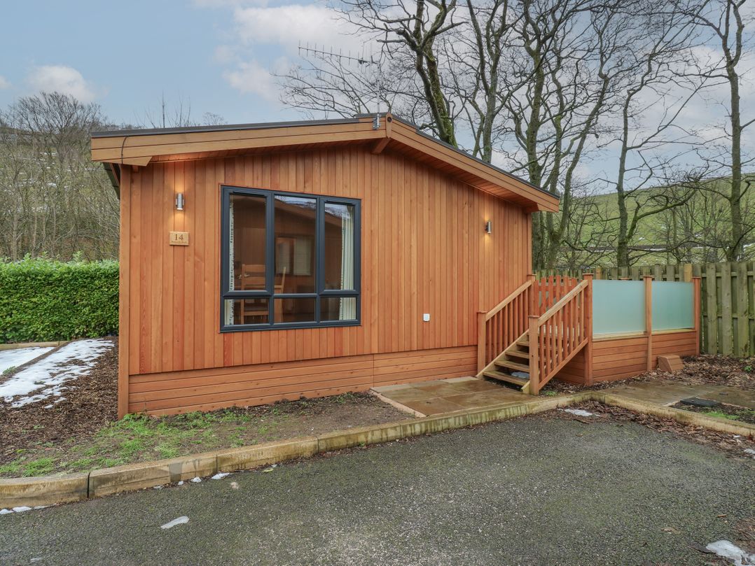 Dovestone Secluded Luxury Lodges (sleeps 6) - pets welcome