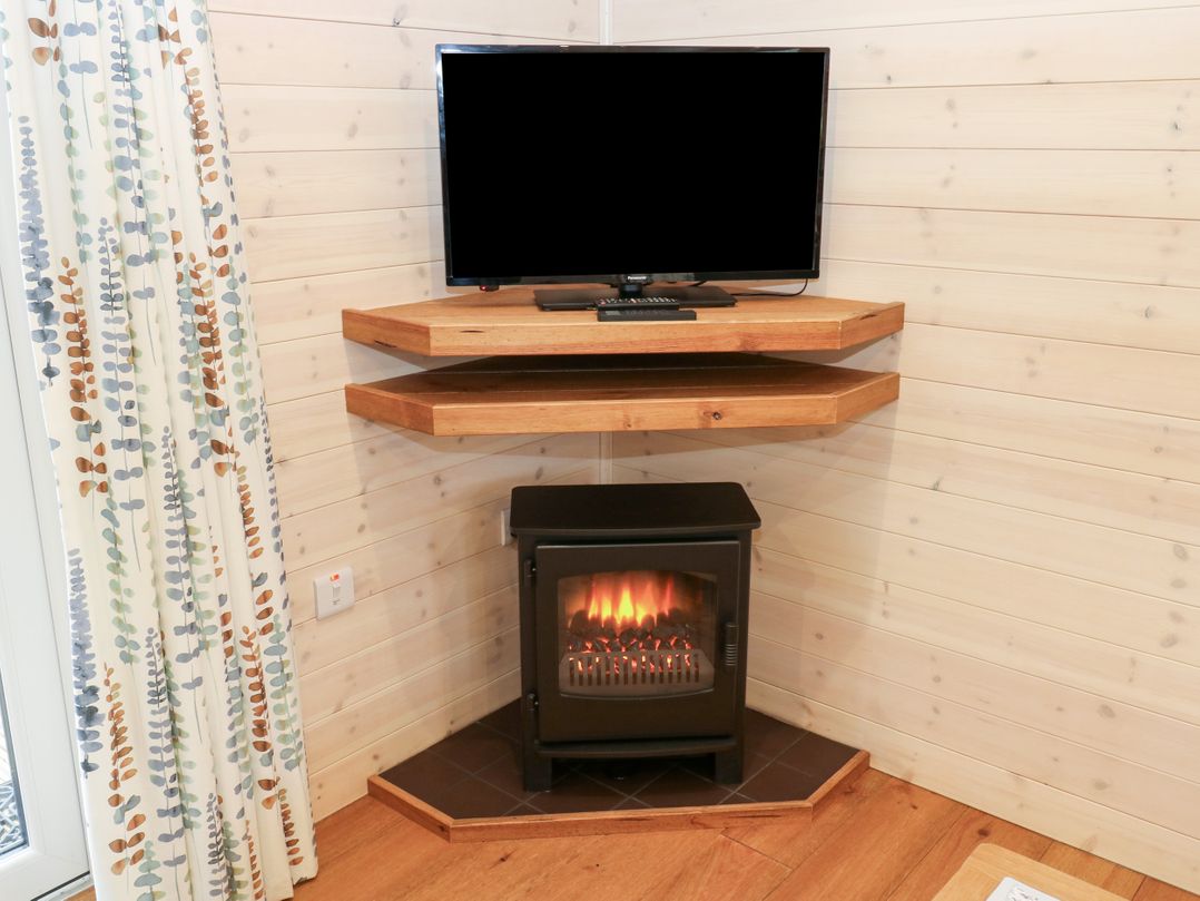 Dovestone Secluded Luxury Lodges (sleeps 6) - pets welcome