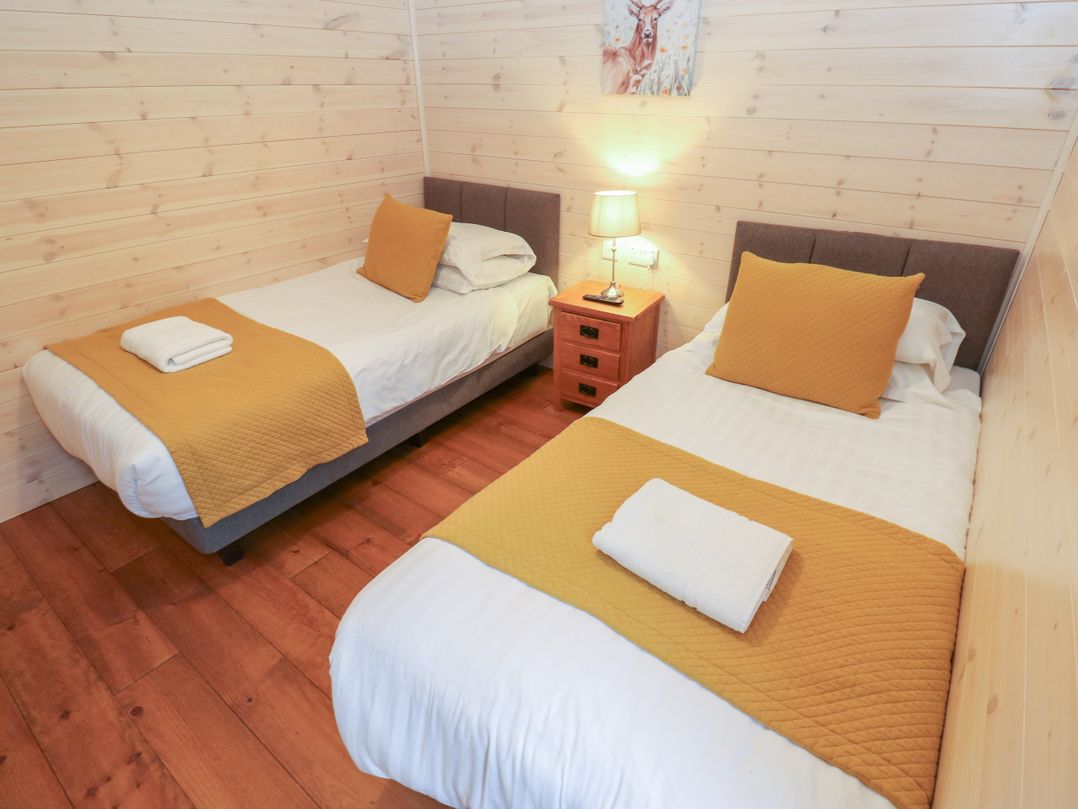 Dovestone Secluded Luxury Lodges (sleeps 6) - pets welcome