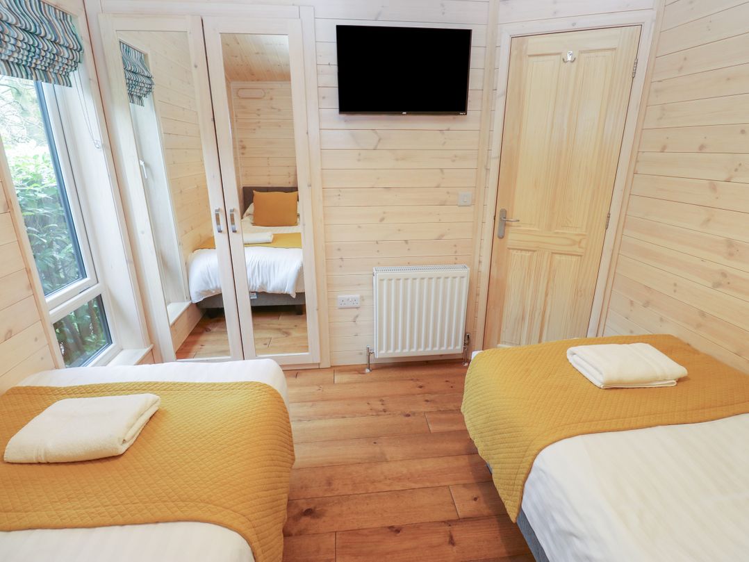 Dovestone Secluded Luxury Lodges (sleeps 6) - pets welcome