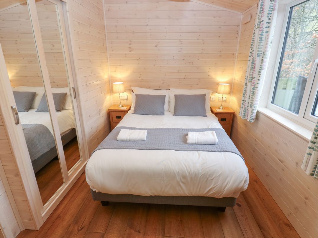 Dovestone Secluded Luxury Lodges (sleeps 6) - pets welcome