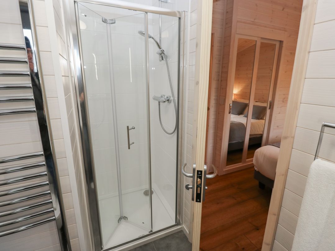 Dovestone Secluded Luxury Lodges (sleeps 6) - pets welcome