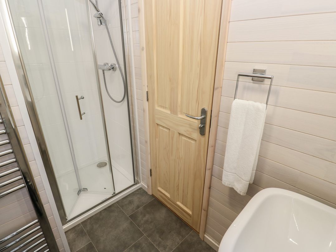 Dovestone Secluded Luxury Lodges (sleeps 6) - pets welcome
