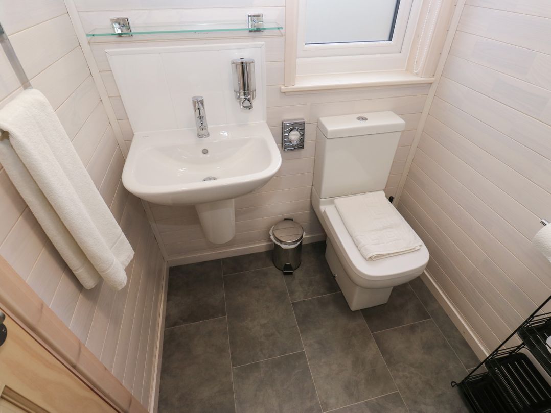 Dovestone Secluded Luxury Lodges (sleeps 6) - pets welcome