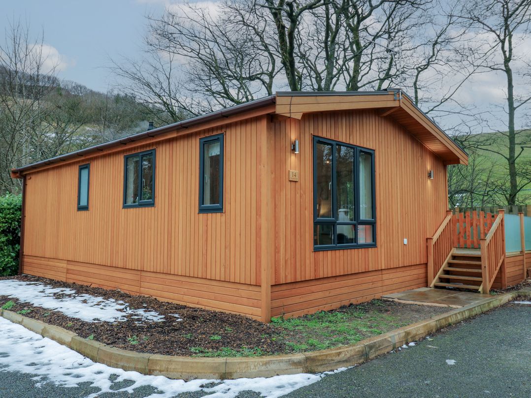 Dovestone Secluded Luxury Lodges (sleeps 6) - pets welcome