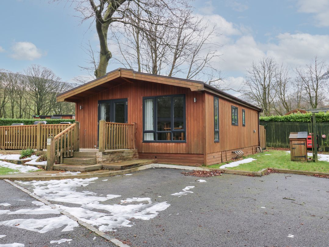 Dovestone Luxury Lodges (sleeps 4)- pet friendly