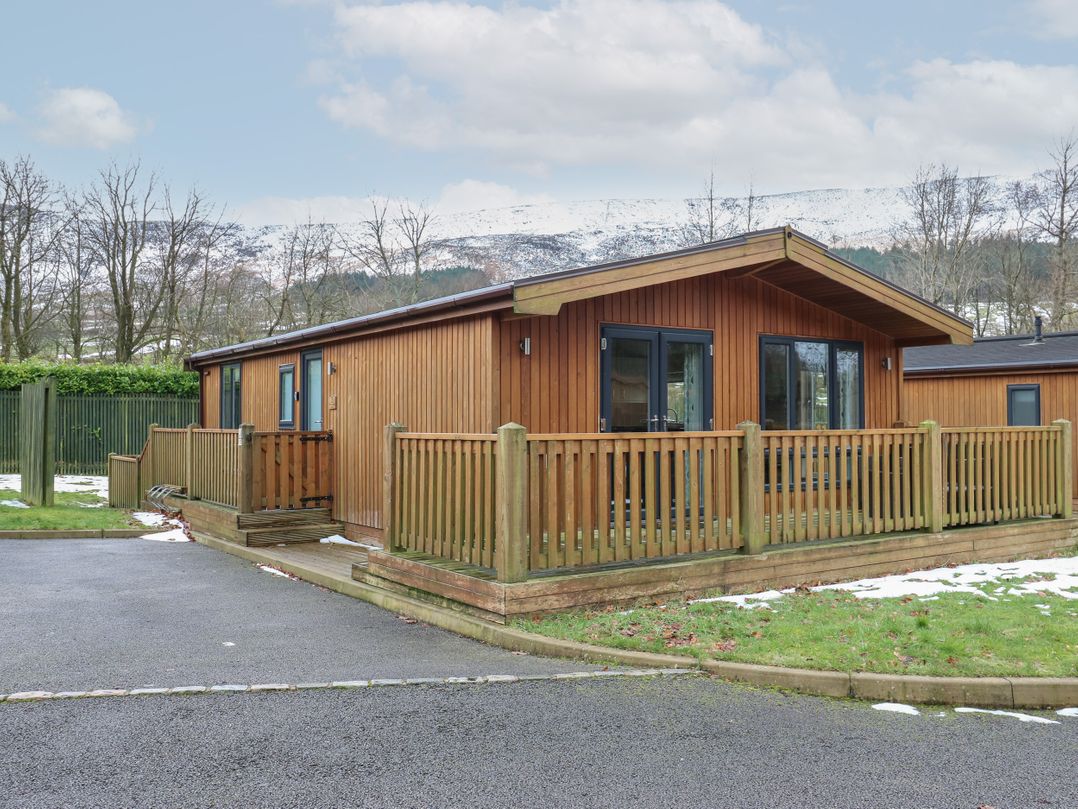 Dovestone Luxury Lodges (sleeps 4) - pets welcome