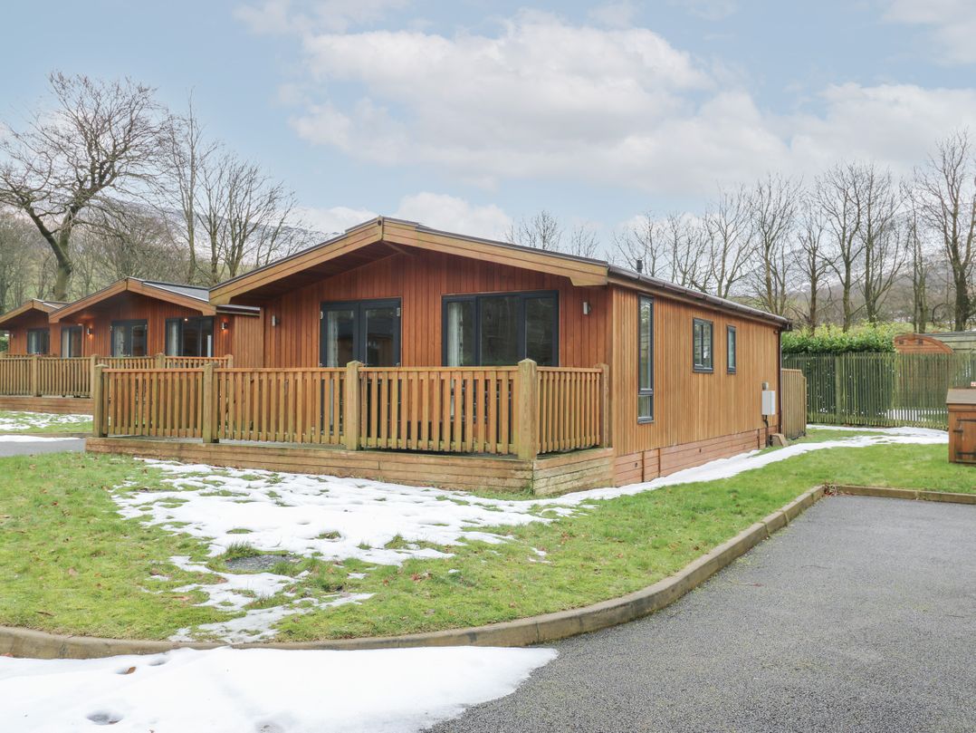 Dovestone Luxury Lodges (sleeps 4) - pets welcome