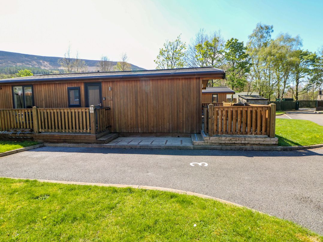 Dovestone Luxury Lodges (sleeps 4) - pets welcome