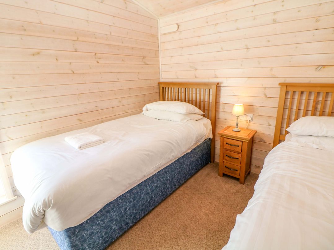 Dovestone Luxury Lodges (sleeps 4) - pets welcome