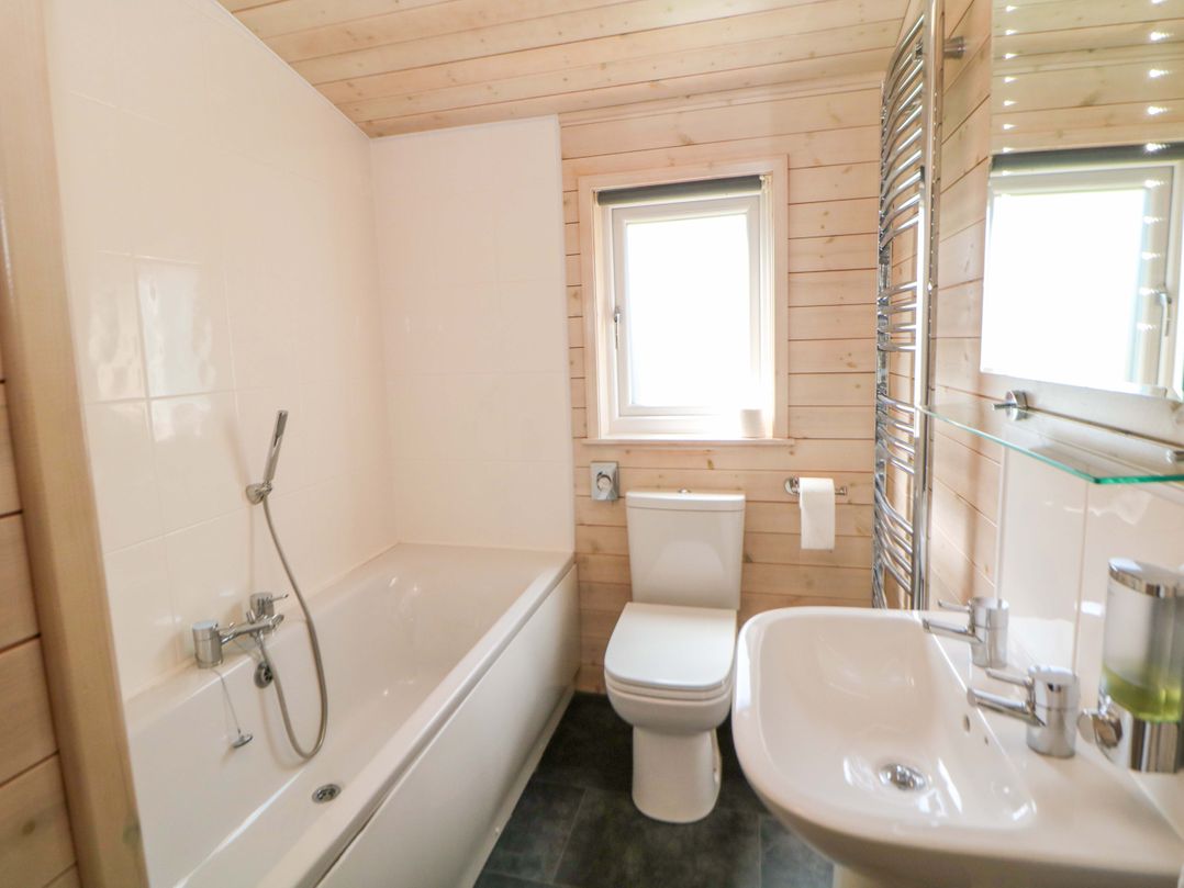 Dovestone Luxury Lodges (sleeps 4) - pets welcome
