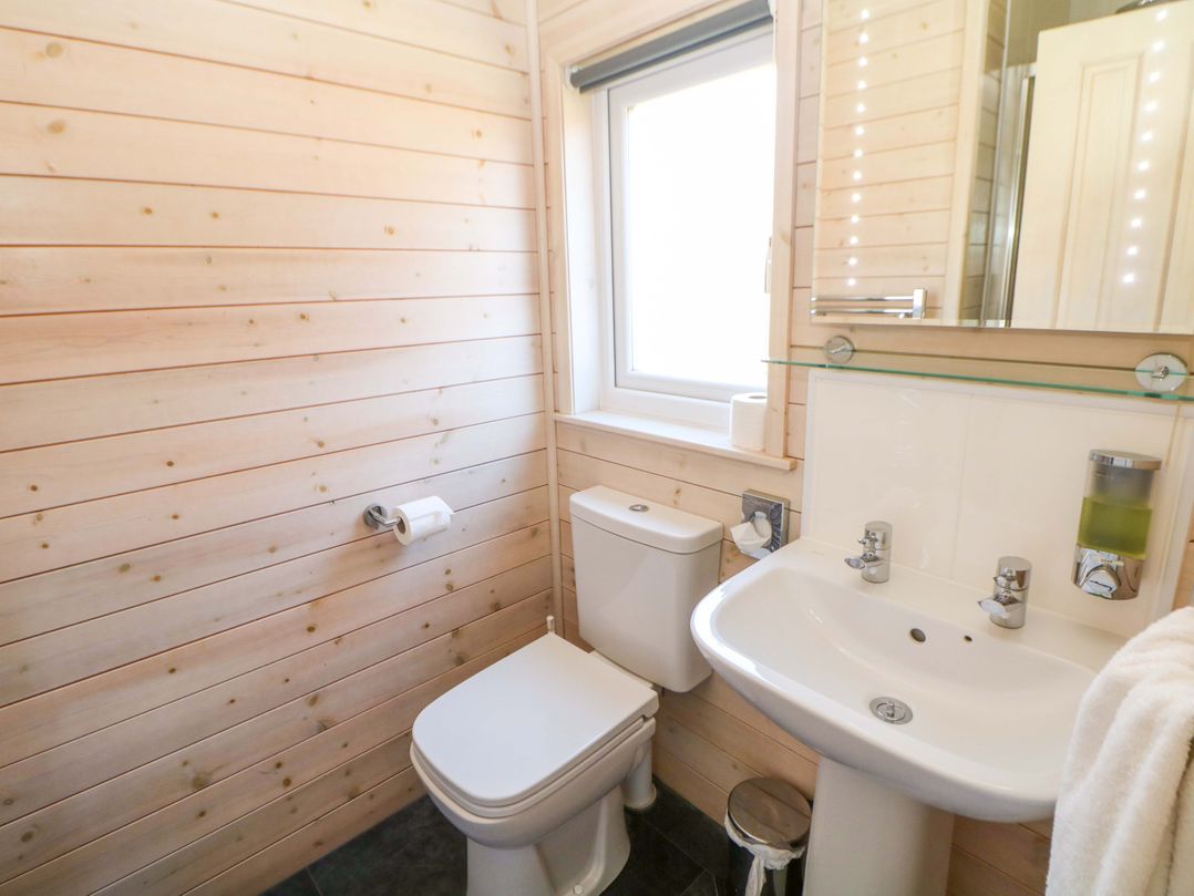 Dovestone Luxury Lodges (sleeps 4) - pets welcome