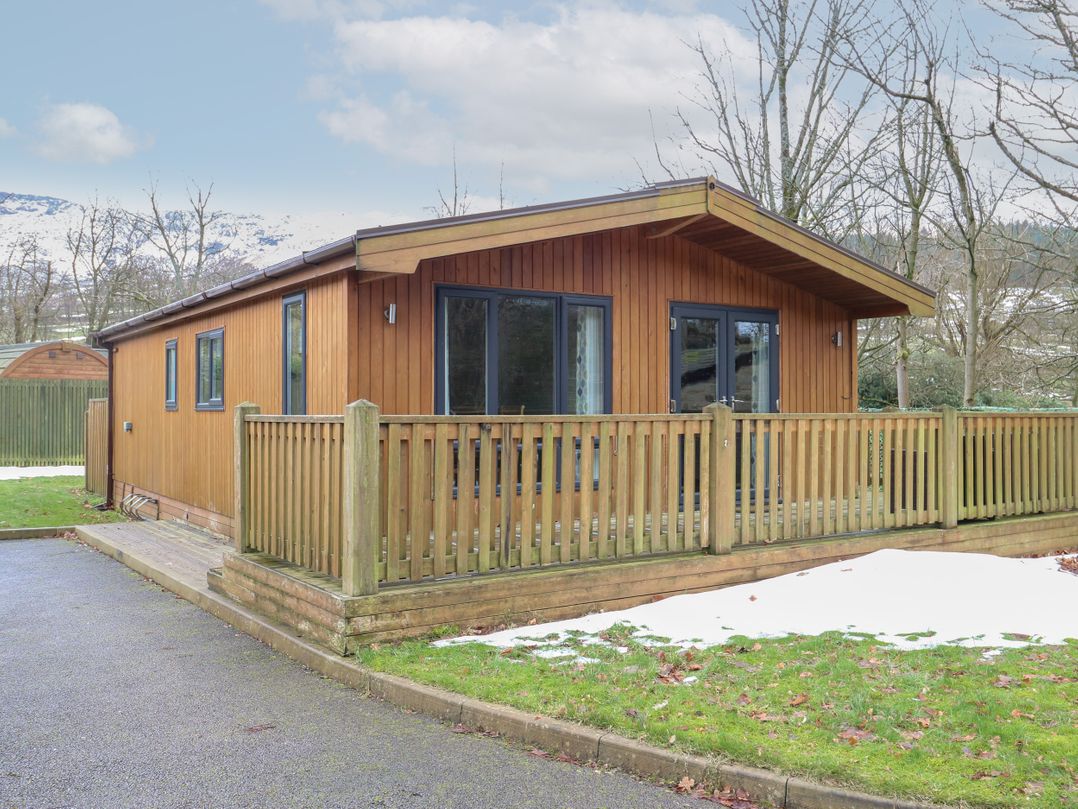 Dovestone Luxury Lodges (sleeps 4) - pets welcome