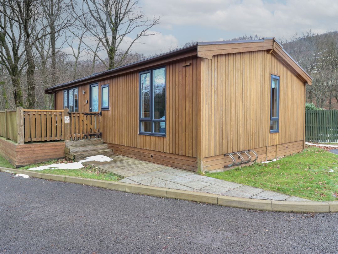 Dovestone Luxury Lodges (sleeps 4) - pets welcome