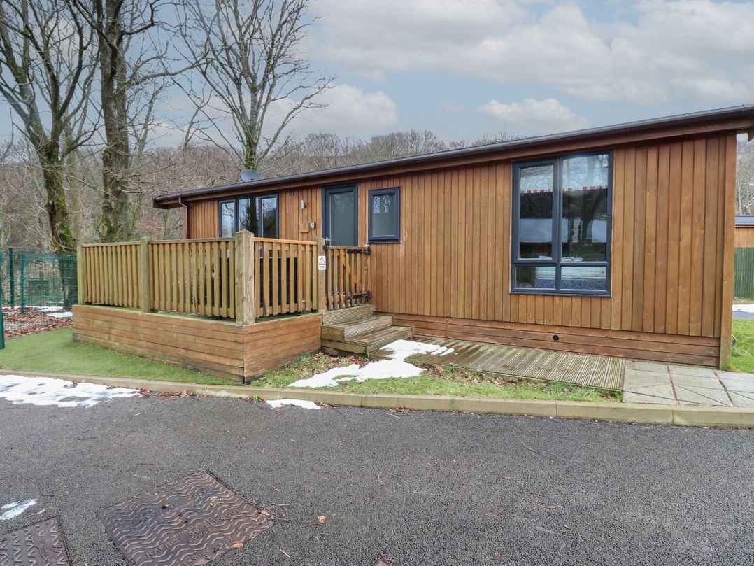 Dovestone Luxury Lodges (sleeps 4) - pets welcome