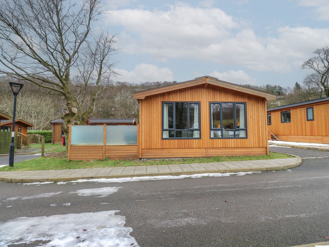 Dovestone Luxury Lodges (sleeps 4) - pets welcome