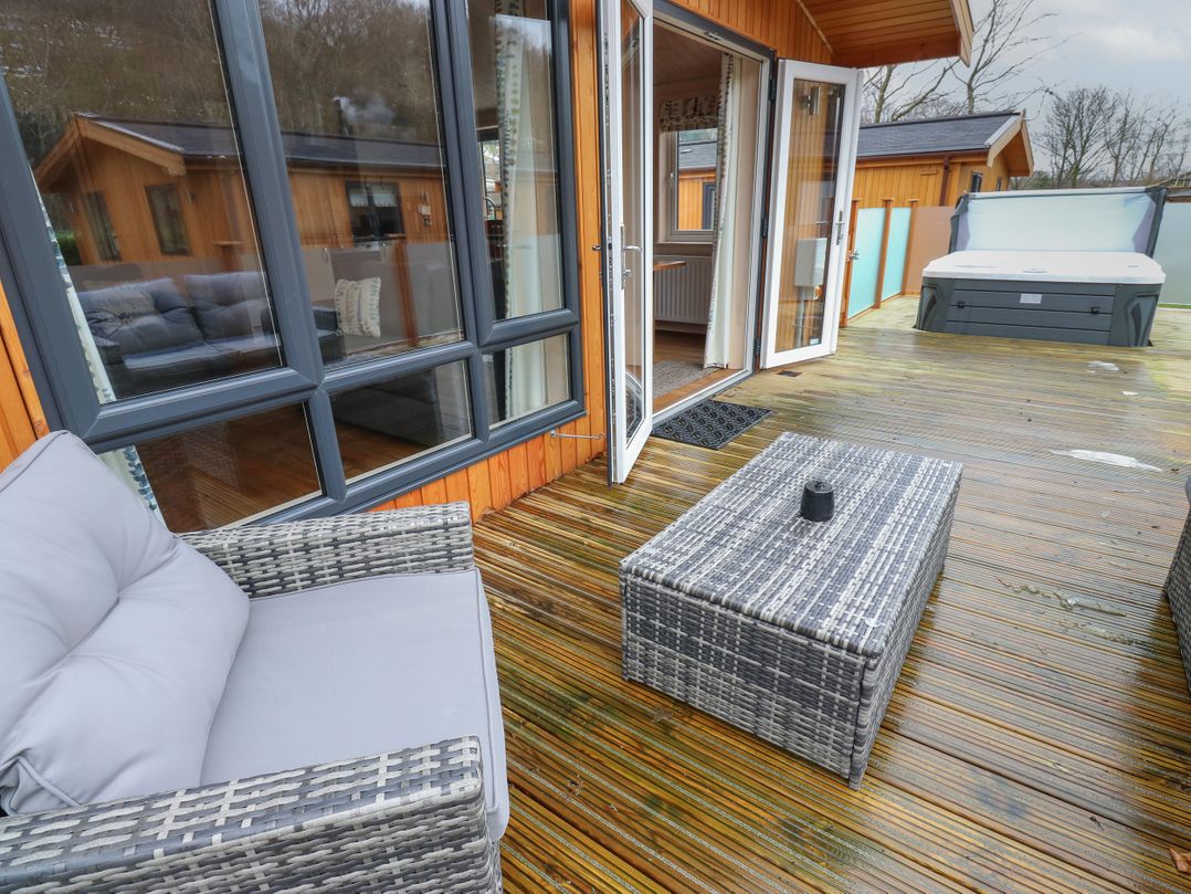 Dovestone Luxury Lodges (sleeps 4) - pets welcome