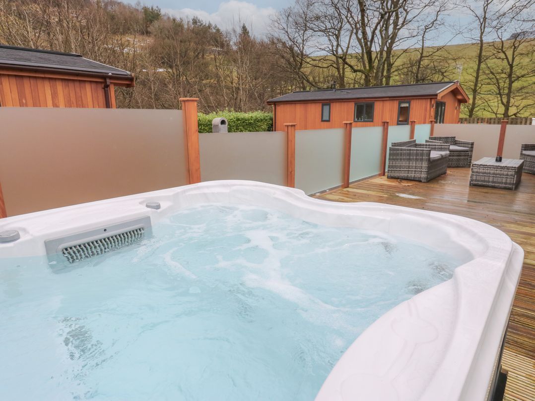 Dovestone Luxury Lodges (sleeps 4) - pets welcome