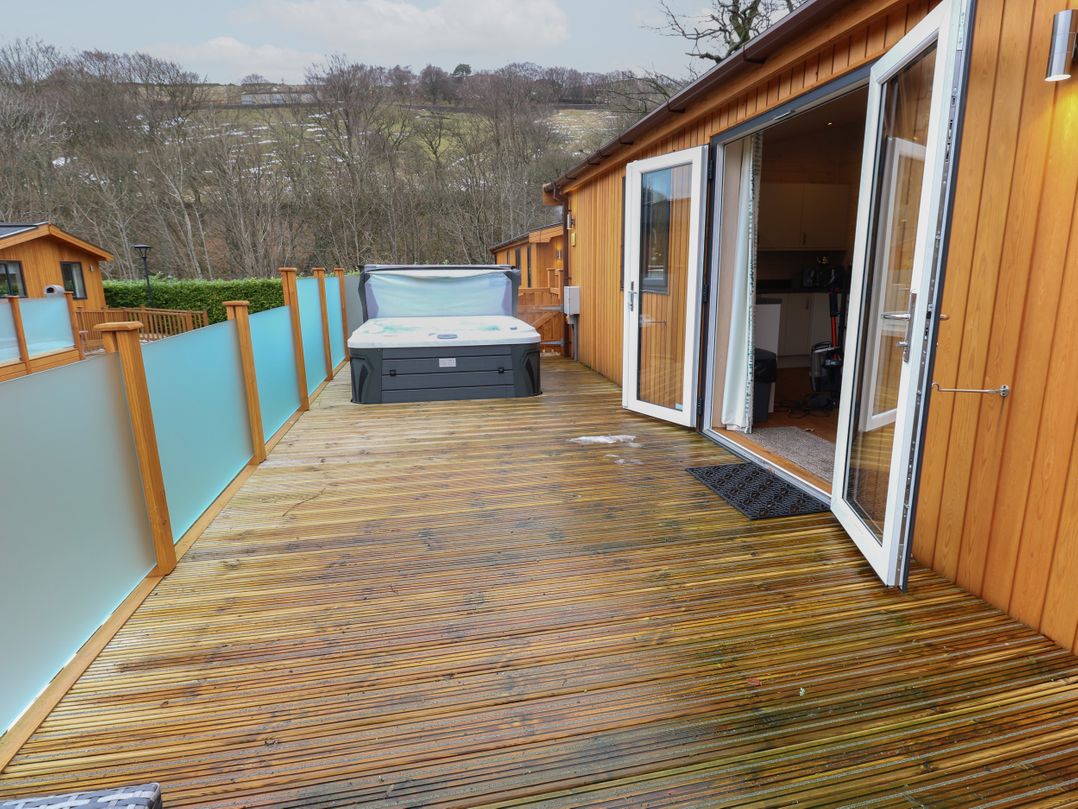 Dovestone Luxury Lodges (sleeps 4) - pets welcome