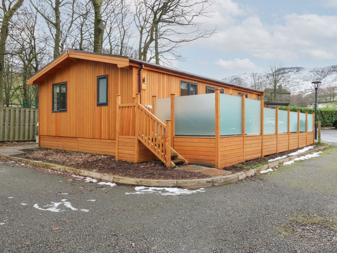 Dovestone Luxury Lodges (sleeps 4) - pets welcome