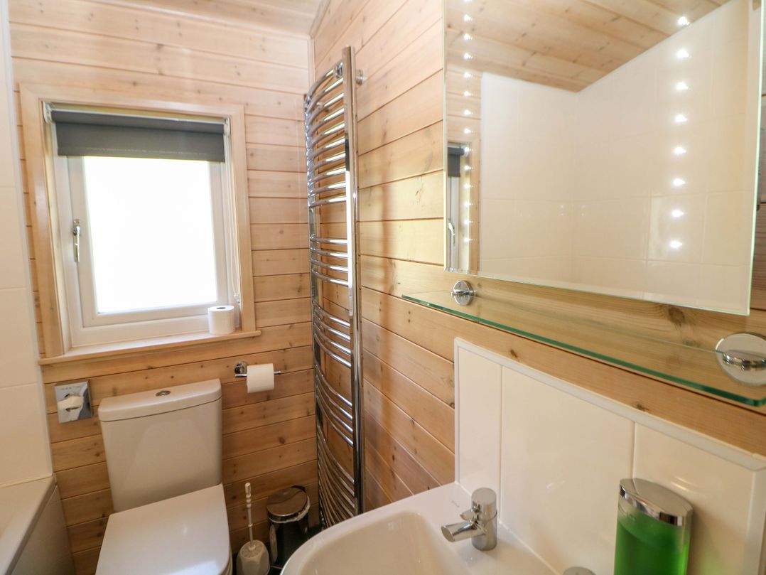 Dovestone Luxury Lodges (sleeps 6) - pet free