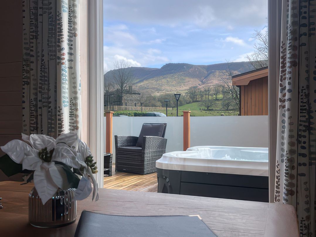 Dovestone Luxury Lodges (sleeps 4) - pets welcome