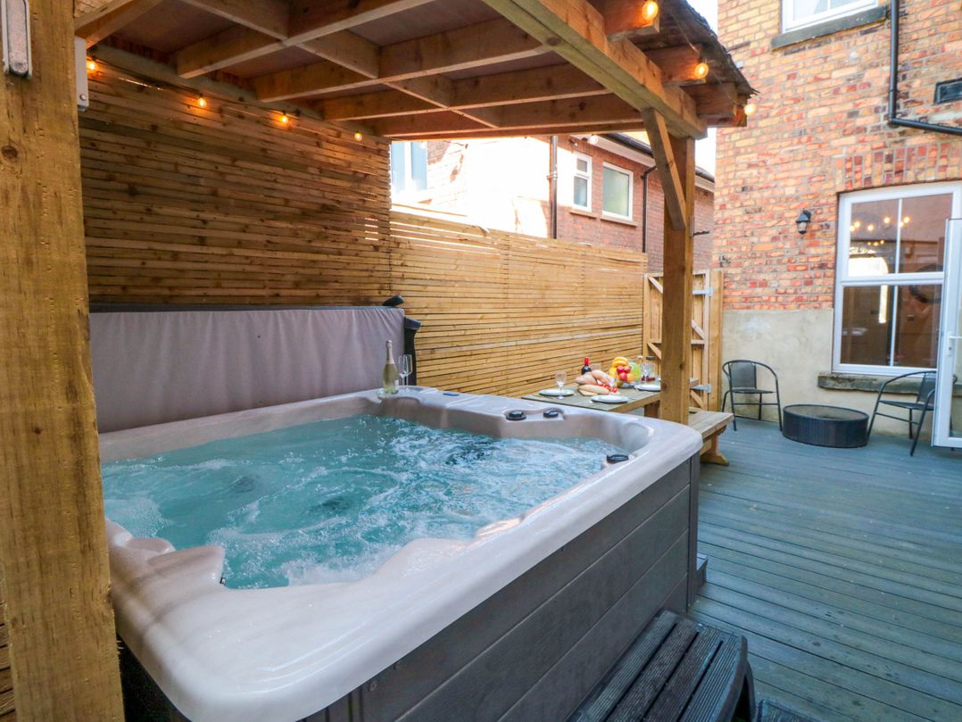 Coronation House, Scarborough - Sleeps 12 guests