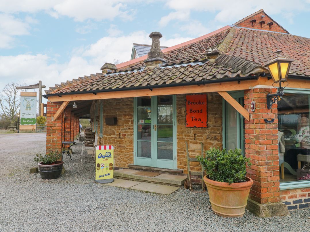 The Oak Room - Windmill Country Retreats