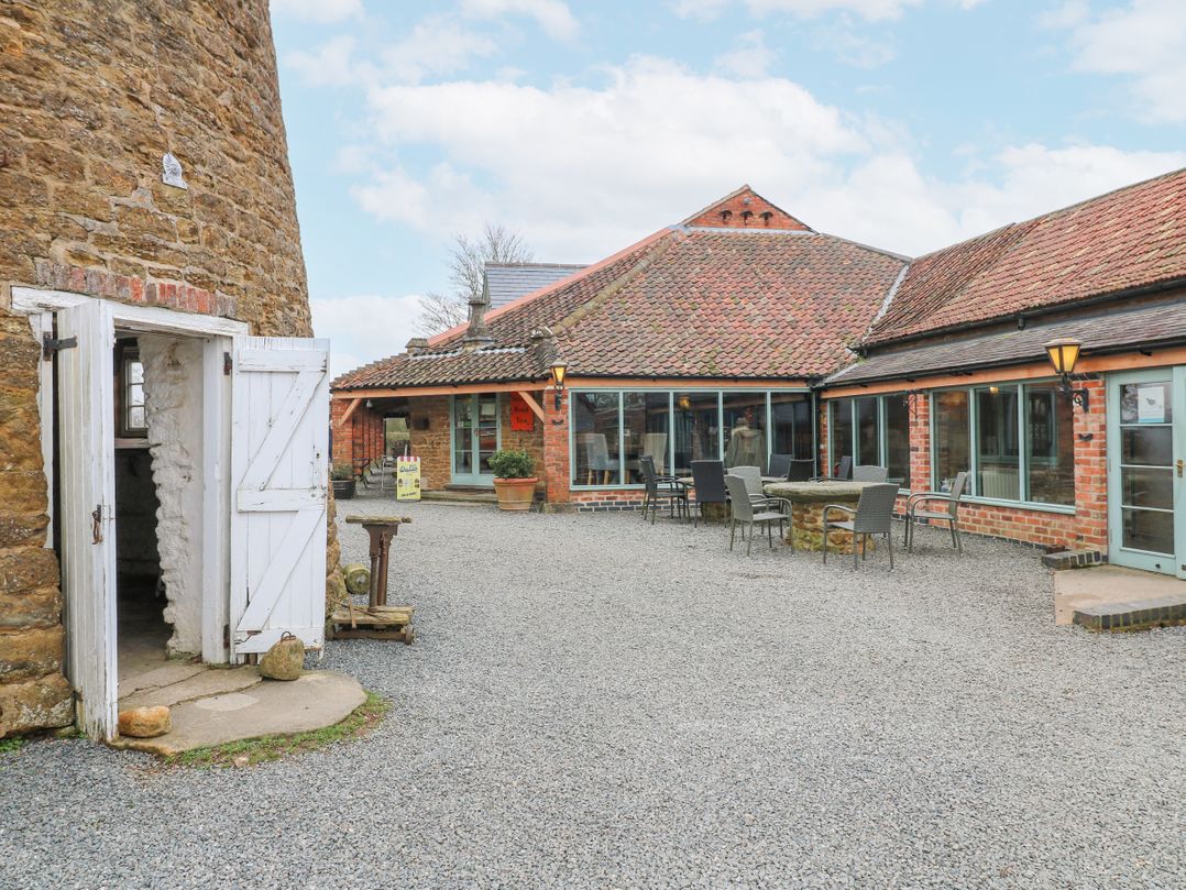 The Oak Room - Windmill Country Retreats