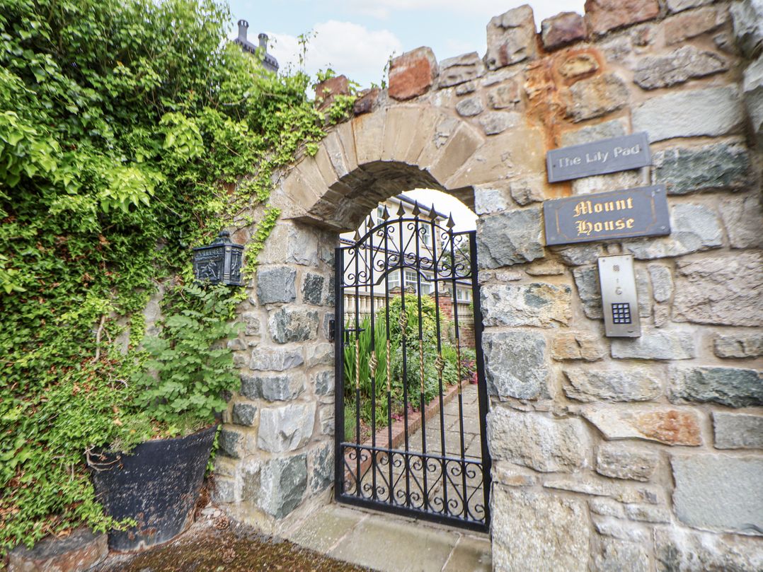 Mount House